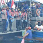 Personel dari Polda Kalimantan Timur dan Lanal Balikpapan membagikan bantuan stimulus bagi warga pesisir dan nelayan di Pantai Lango
