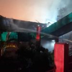 Sebanyak 11 unit mobil pemadam kebakaran dikerahkan memadamkan Klenteng Guang De Miao Balikpapan