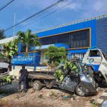 truk fuso tabrakan di depan kantor bea dan cukai