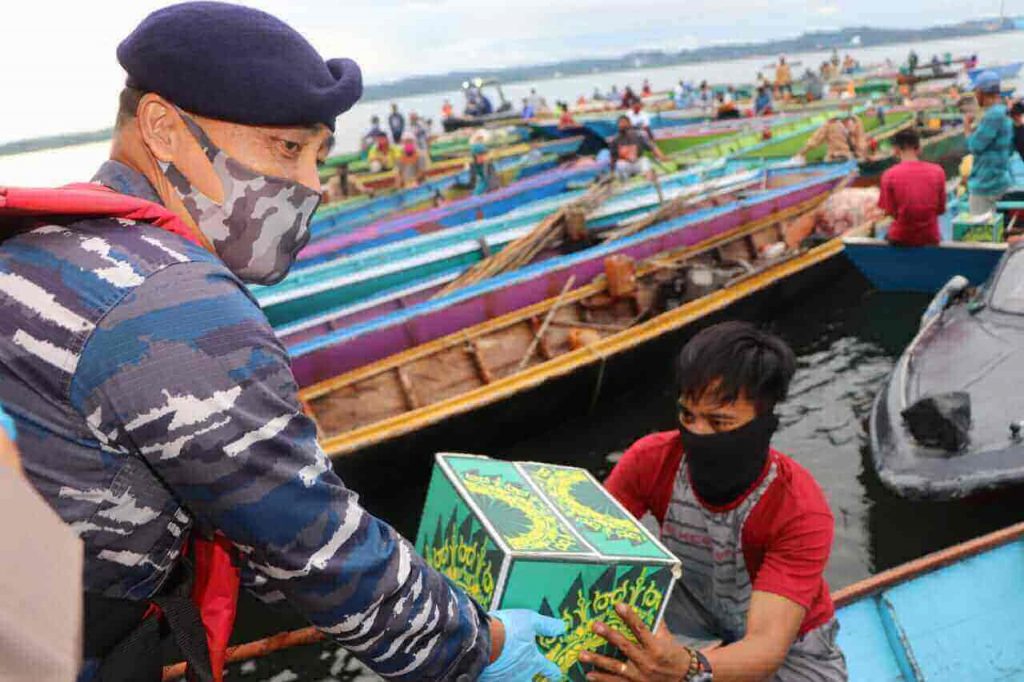 TNI dan Polri Sebar Sembako ke Nelayan PPU - Headline Kaltim