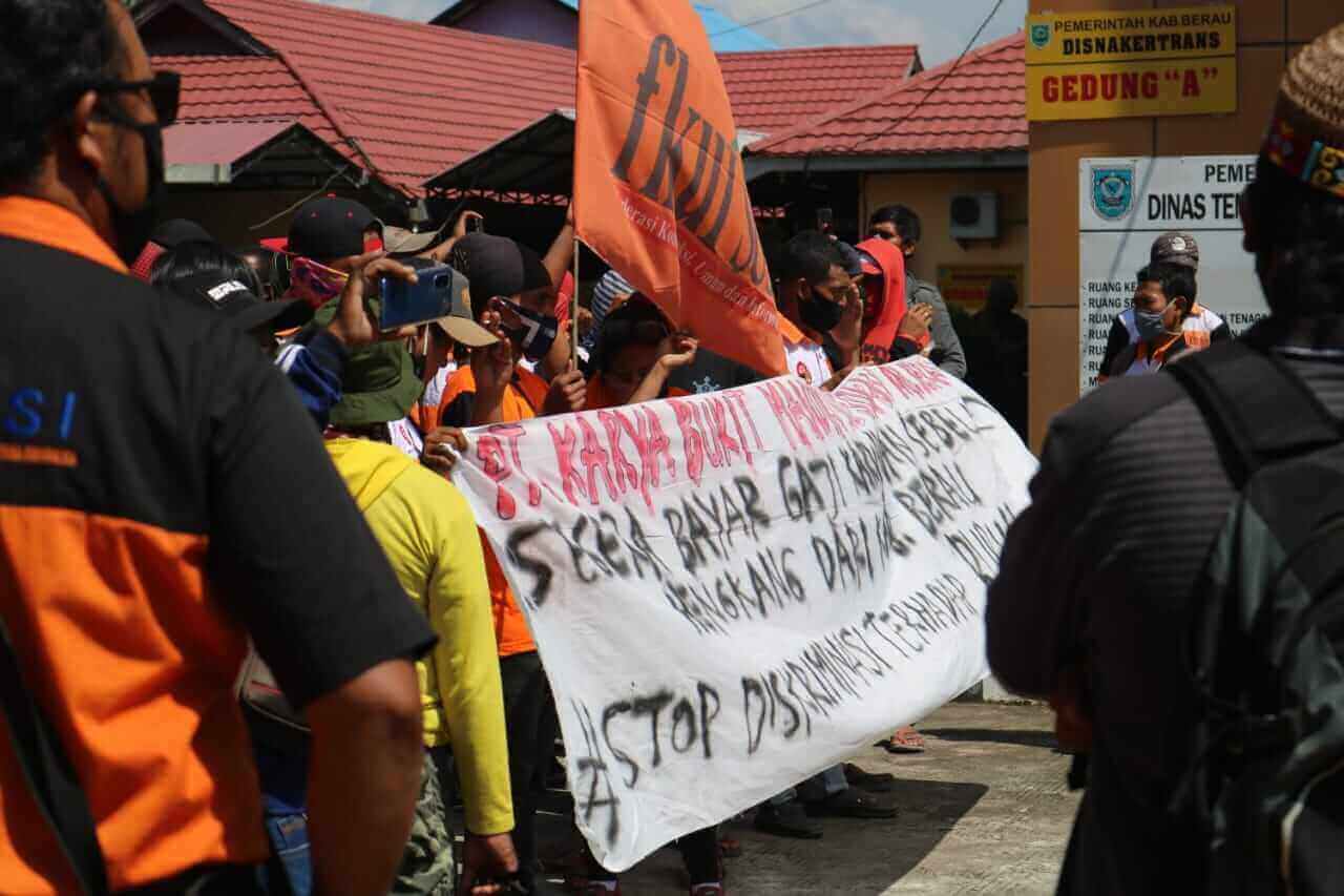 Ratusan Buruh Serbu Kantor Bupati Berau lakukan unjuk rasa