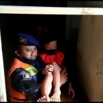 Petugas Evakuasi Enam Bocah Terjebak Banjir di Balikpapan