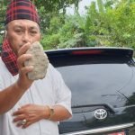 Ketua Majelis Ulama Indonesia (MUI) Samarinda Zaini Naim dilempari batu oleh orang tidak dikenal saat melintas di ruas jalan Sultan Alimuddin, Gunung Manggah