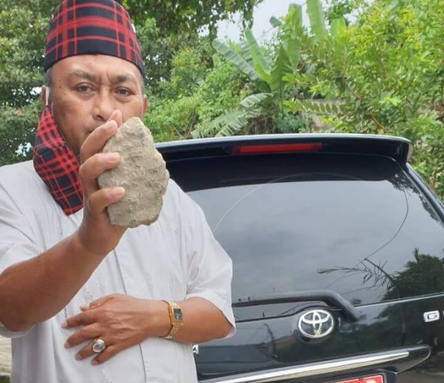 Ketua Majelis Ulama Indonesia (MUI) Samarinda Zaini Naim dilempari batu oleh orang tidak dikenal saat melintas di ruas jalan Sultan Alimuddin, Gunung Manggah