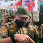 Sugeng berhadapan dengan penghuni bangunan bantaran Sungai Karang Mumus (SKM)