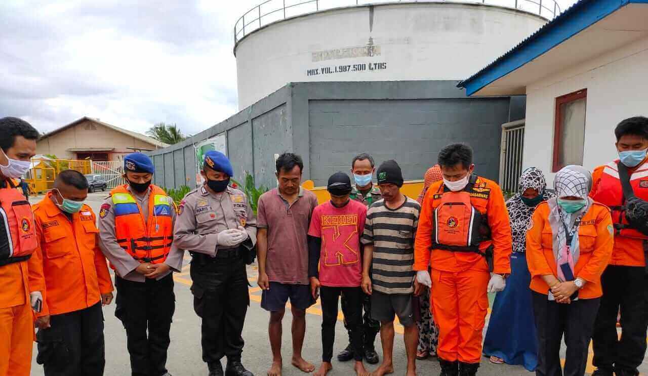 Tiga Kru KM Borneo Disambut Isak Tangis Keluarga - headlinekaltim.co