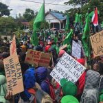buruh tuntut perusahaan - Puluhan Buruh Geruduk Kantor KLK Group