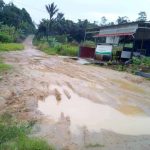 Akses Jalan Keluar Masuk Kampung Mangkujenang Memprihatinkan