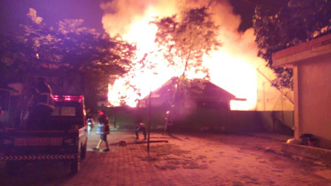 Api Amuk Permukiman Padat di Belakang Stadion Barat GOR Segiri
