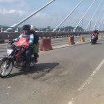 Aspal Jembatan Mahkota II Bopeng, Pengendara Mengeluh - headlinekaltim.co