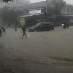 hujan mengguyur kota tepian