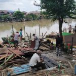 Pemkot Bongkar Bangunan di Bantaran SKM, Tiga Orang Diamankan