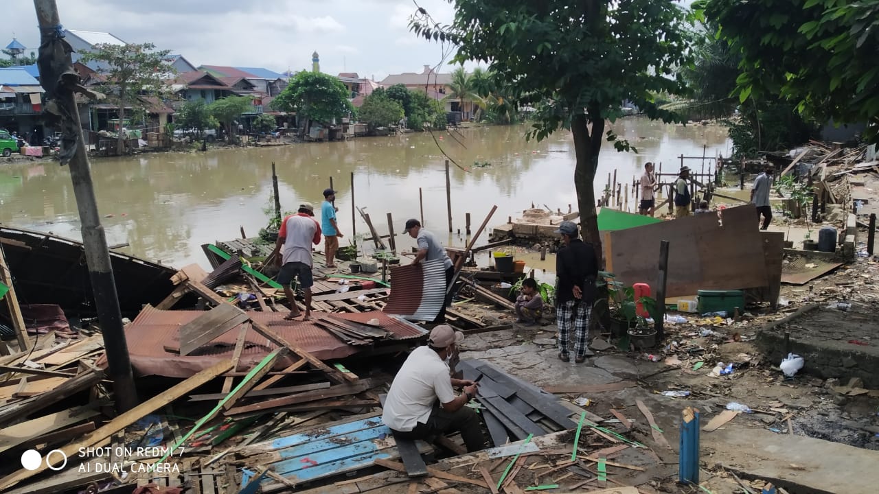 Pemkot Bongkar Bangunan di Bantaran SKM, Tiga Orang Diamankan