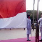 penurunan bendera merah putih oleh tim Paskibra, di Halaman Kantor Gubernur Kalimantan Timur