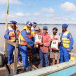 Ditpolairud Polda Kaltim Bagikan Beras dan Masker ke Nelayan - headlinekaltim.co