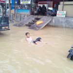 Jadi Kolam Renang, Jalan Mayjen Sutoyo Dimanfaatkan Anak-Anak - headlinekaltim