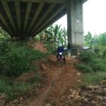 Jalan Tikus di Bawah Jembatan Mahkota II Jadi Alternatif Pengendara Motor - headlinekaltim.co