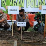 Kabaharkam Polri Tanam Bibit dan Panen Kangkung di Balikpapan - headlinekaltim.co