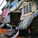 Kanopi Ambruk Timpa Sebuah Minibus - headlinekaltim.co