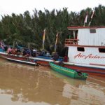 Kapal Feri Angkut 3 Mobil Tenggelam di Sungai GM Desa Sempayau, 1 ABK Hilang - headlinekalim.co