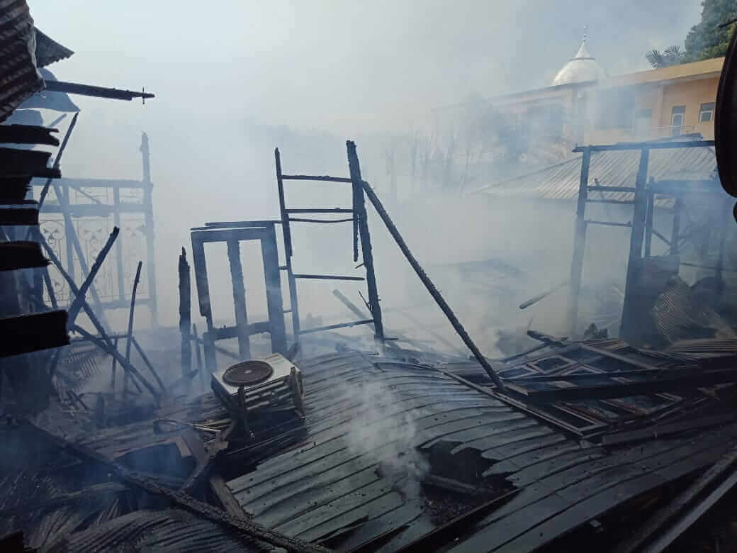 Medan Sulit Dijangkau, Enam Bangunan Ludes Terbakar di Jalan AW Sjahranie - headlinekaltim.co