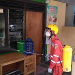 PMI Semprot dan Bagikan Paket Disinfektan ke Jalan Warga KS Tubun - headlinekaltim.co