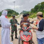Pocong Ingatkan Warga Palaran Disiplin Pakai Masker - headlinekaltim.co