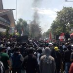 Demo Tolak Omnibus Law Ricuh, Mahasiswa Berlindung di Masjid - headlinekaltim.co