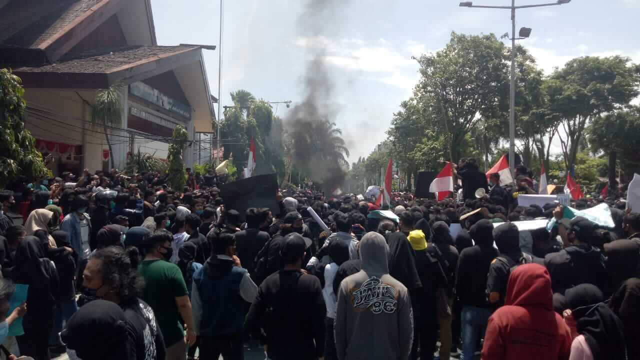 Demo Tolak Omnibus Law Ricuh, Mahasiswa Berlindung di Masjid - headlinekaltim.co