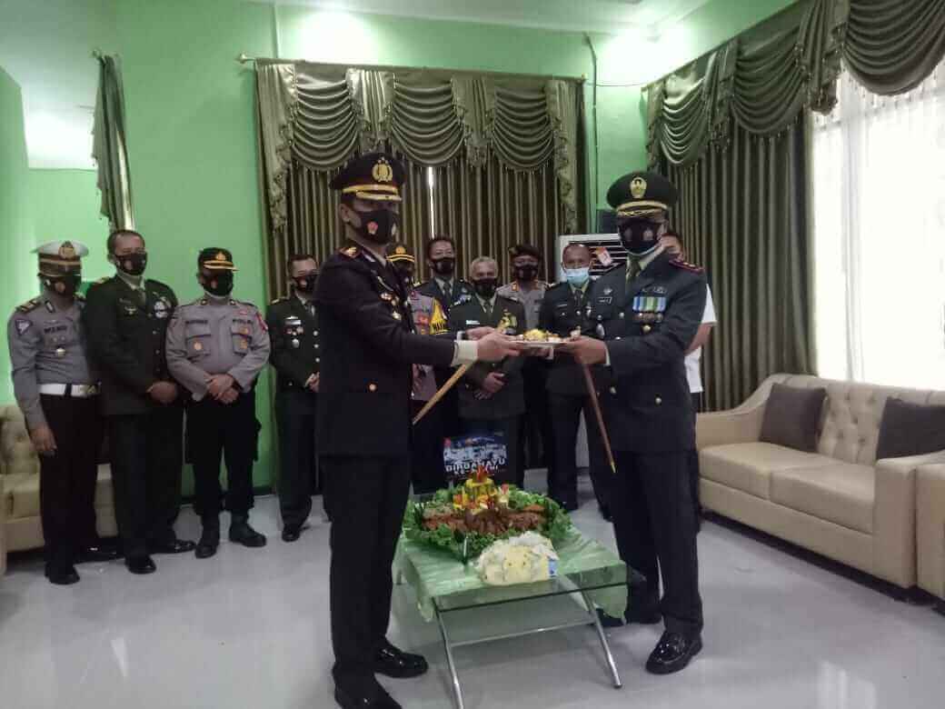 HUT TNI, Dandim 0909Sangatta Dapat Kue Ultah dari Kapolres - headlinekaltim.co