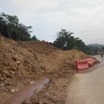 Hujan, Material Longsor Nyaris Tutup Separuh Badan Jalan - longsor - headlinekaltim.co