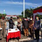 Amankan Pilkada, Pemkab Berau Serahkan 1.408 Linmas ke Polres - headlinekaltim.co