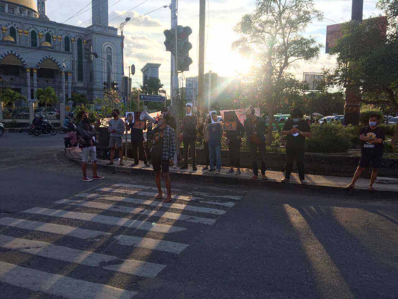 Barisan Merah Gelar Aksi Solidaritas, Tuntut Pembebasan Mahasiswa yang Ditahan - headlinekaltim.co