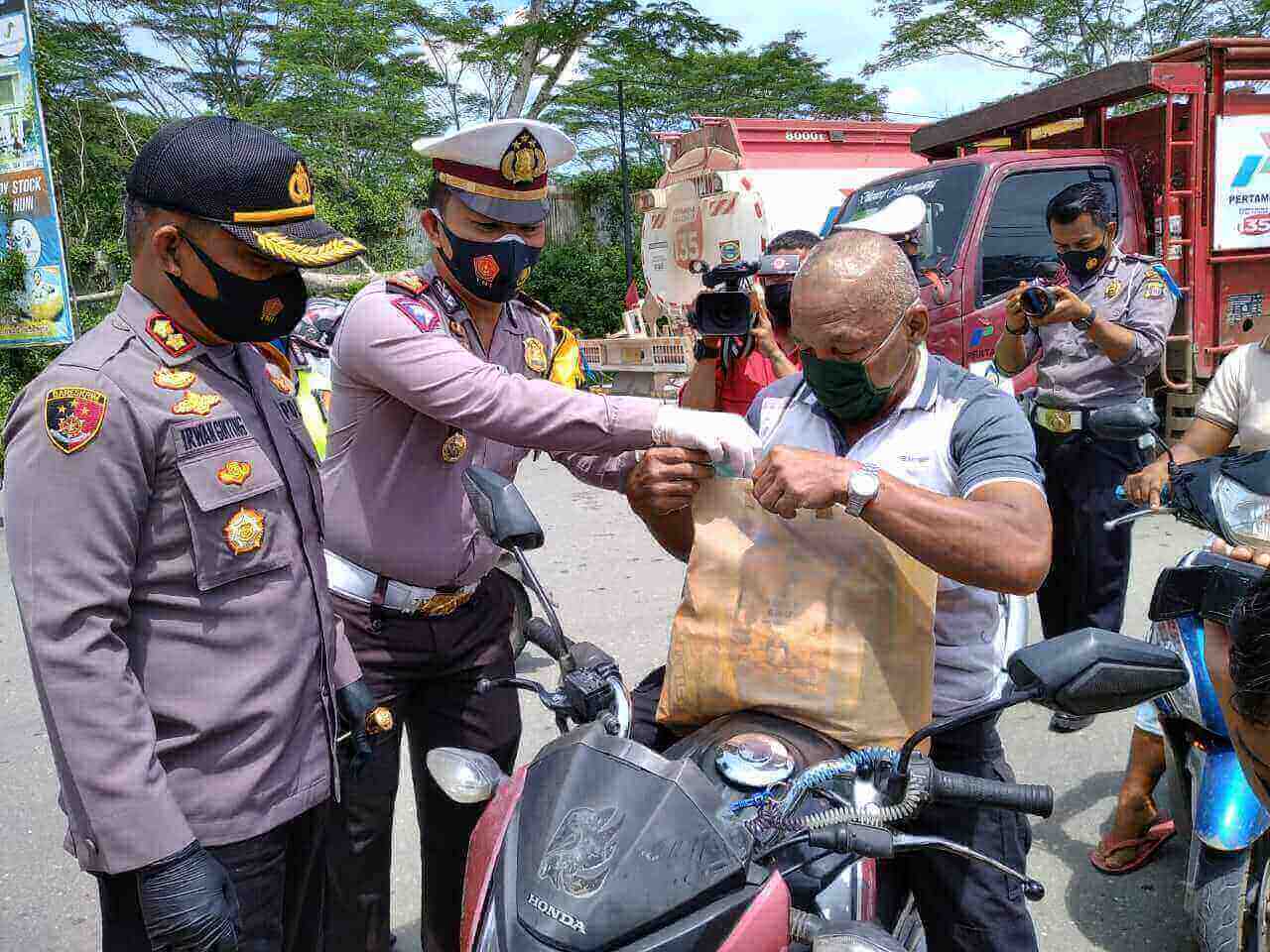 Keluarkan SIM dan STNK, Ternyata Pengendara Dapat Sembako Gratis