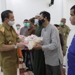berita kaltim hari ini : Wagub Serahkan 500 Paket Sembako ke 10 Ponpes di Samarinda