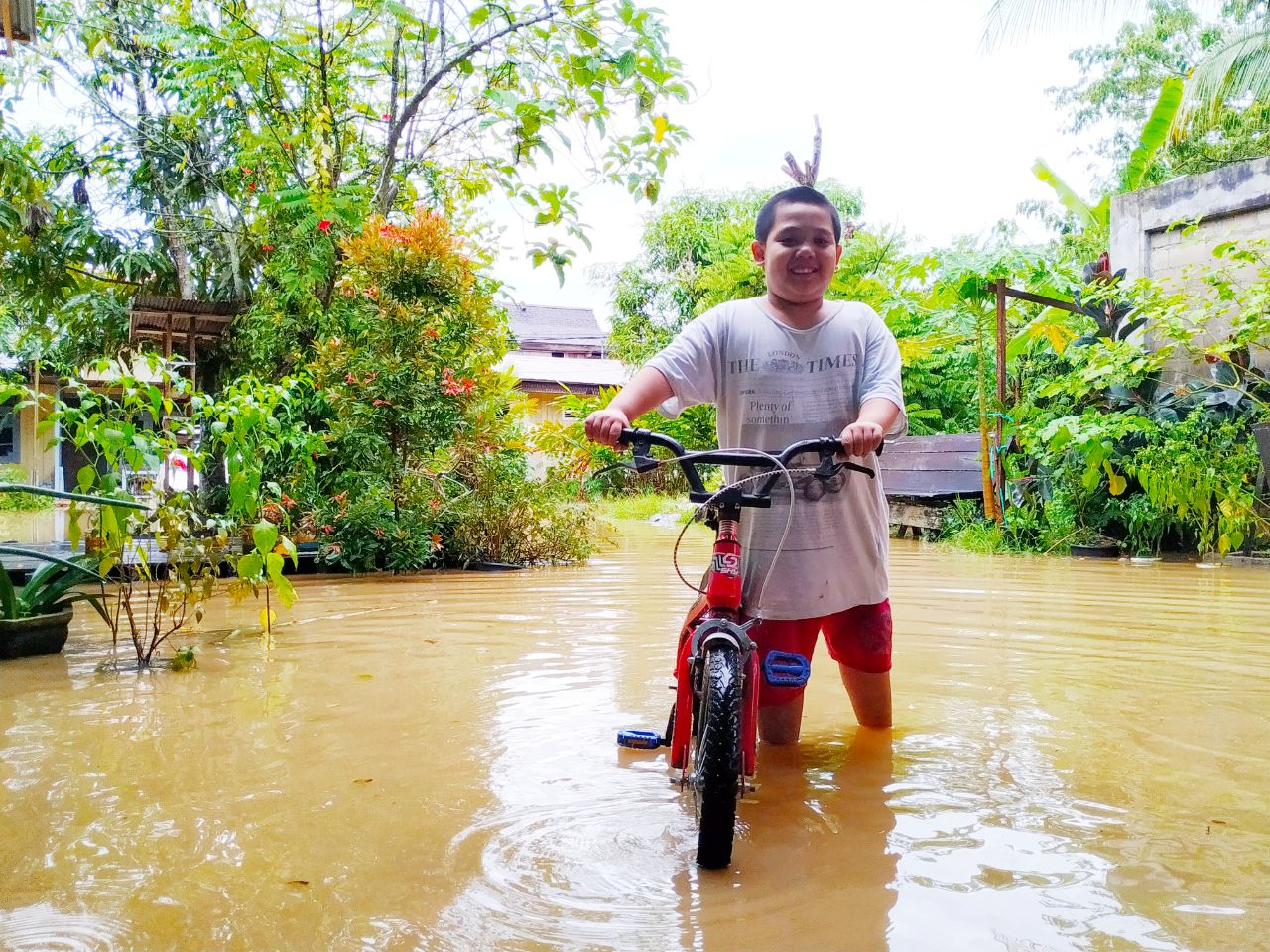 Diguyur Hujan 1,5 Jam, Parit Meluap di Kawasan Kelurahan Timbau