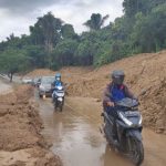 Jalan longsor mangkupalas