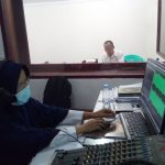 Hartati, Operator RRI Samarinda yang Jalani Wisuda Sarjana Bareng Anak