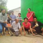 Warga Samarinda Tangkap King Cobra sepanjang 3,8 Meter, Sedang Melahap Piton