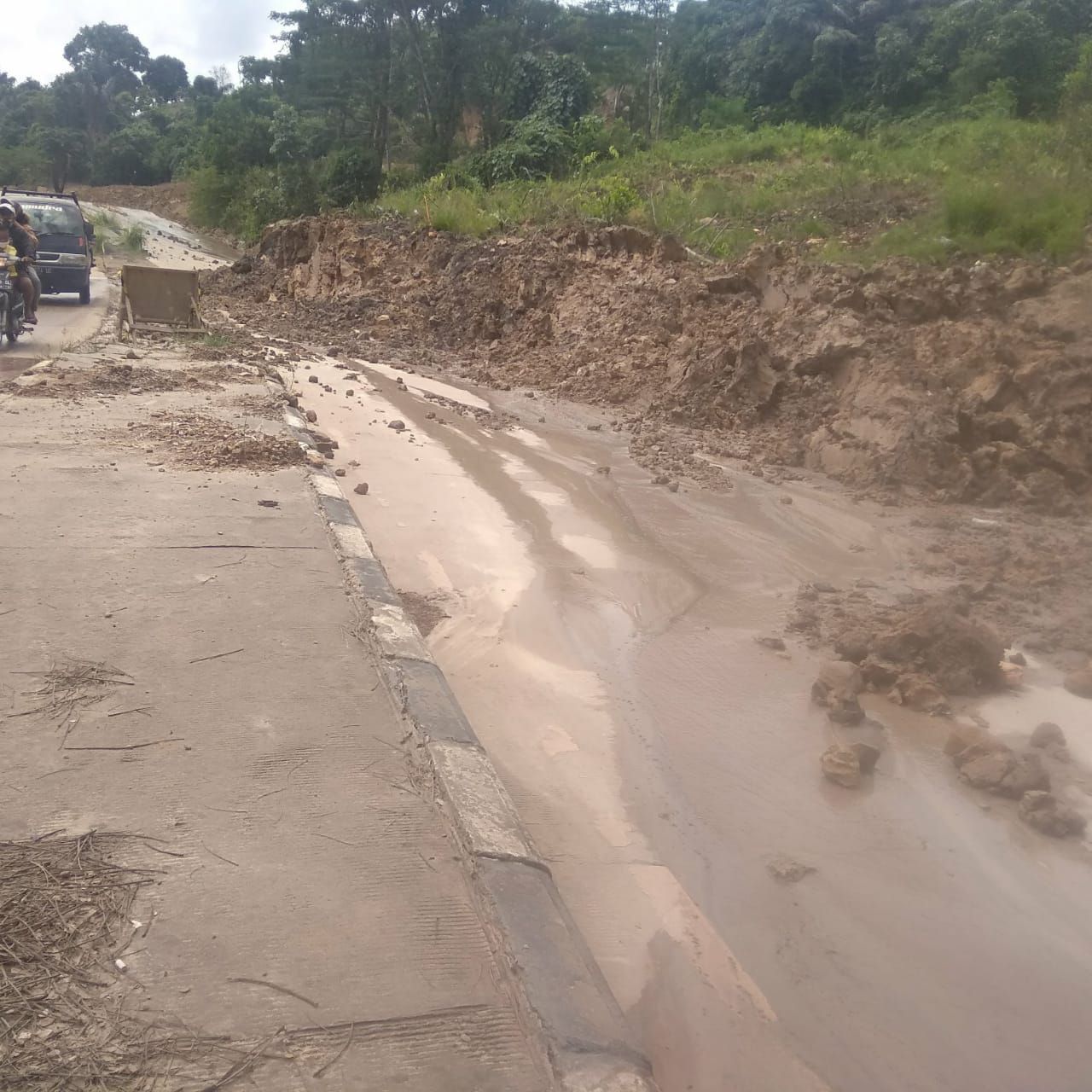 Satu Jalur Mangkupalas-Palaran Kembali Tertutup Longsor