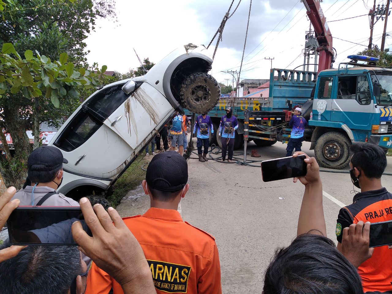 Bangkai Mobil Diangkat, Ibunda Berharap Fery Segera Ditemukan