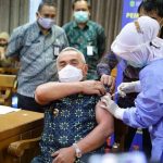 Setelah Ngaku 'Masih Muda', Isran Noor Divaksin juga