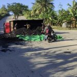 Truk Angkut Batu Bara Terguling