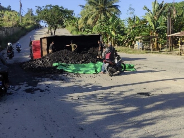 Truk Angkut Batu Bara Terguling