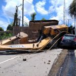 Truk Angkut Alat Berat Terguling, Penumpang Daihatsu Sirion Nyaris Remuk