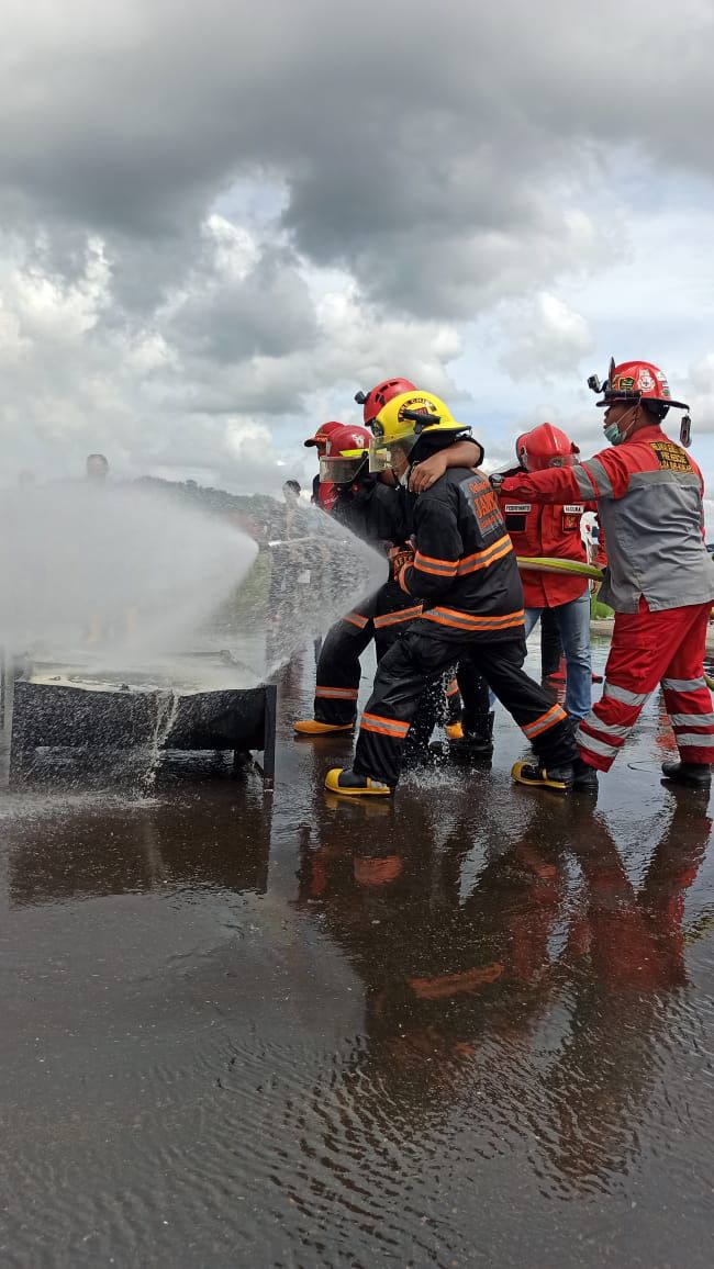 Disdamkar Samarinda Gelar Latihan Penanganan Bencana Kebakaran