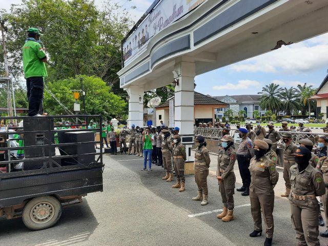 Ratusan Buruh Datangi Kantor Bupati Berau