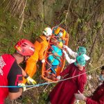 Hidup Sebatang Kara dan Sakit, Pria Dievakuasi dari Atas Bukit