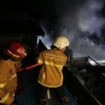 Dua Rumah di Stal Kuda Terbakar, Satu Warga Tertimpa Tembok Runtuh