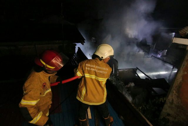 Dua Rumah di Stal Kuda Terbakar, Satu Warga Tertimpa Tembok Runtuh